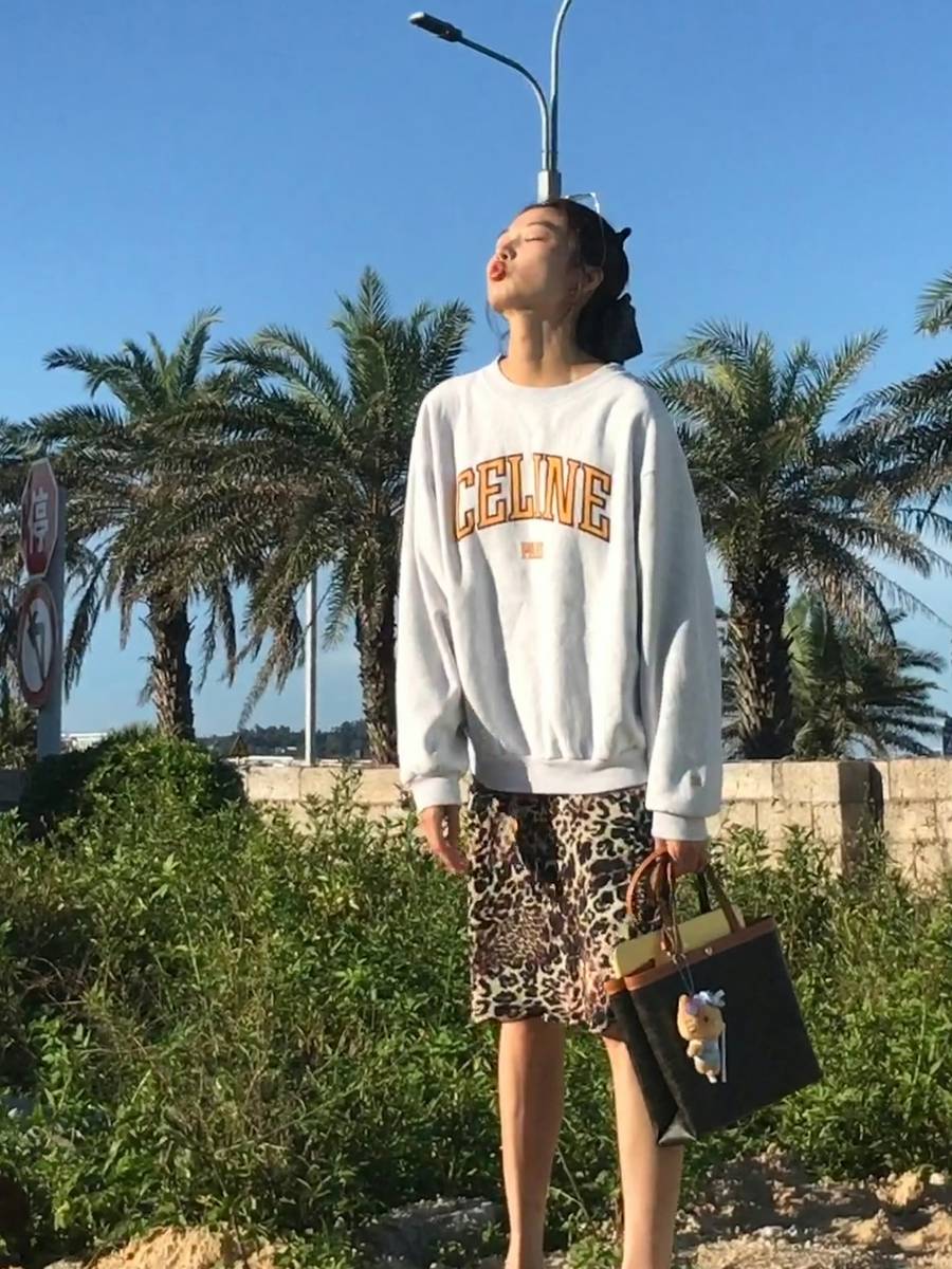 孙千穿灰色卫衣配豹纹半裙 松弛随性元气满满