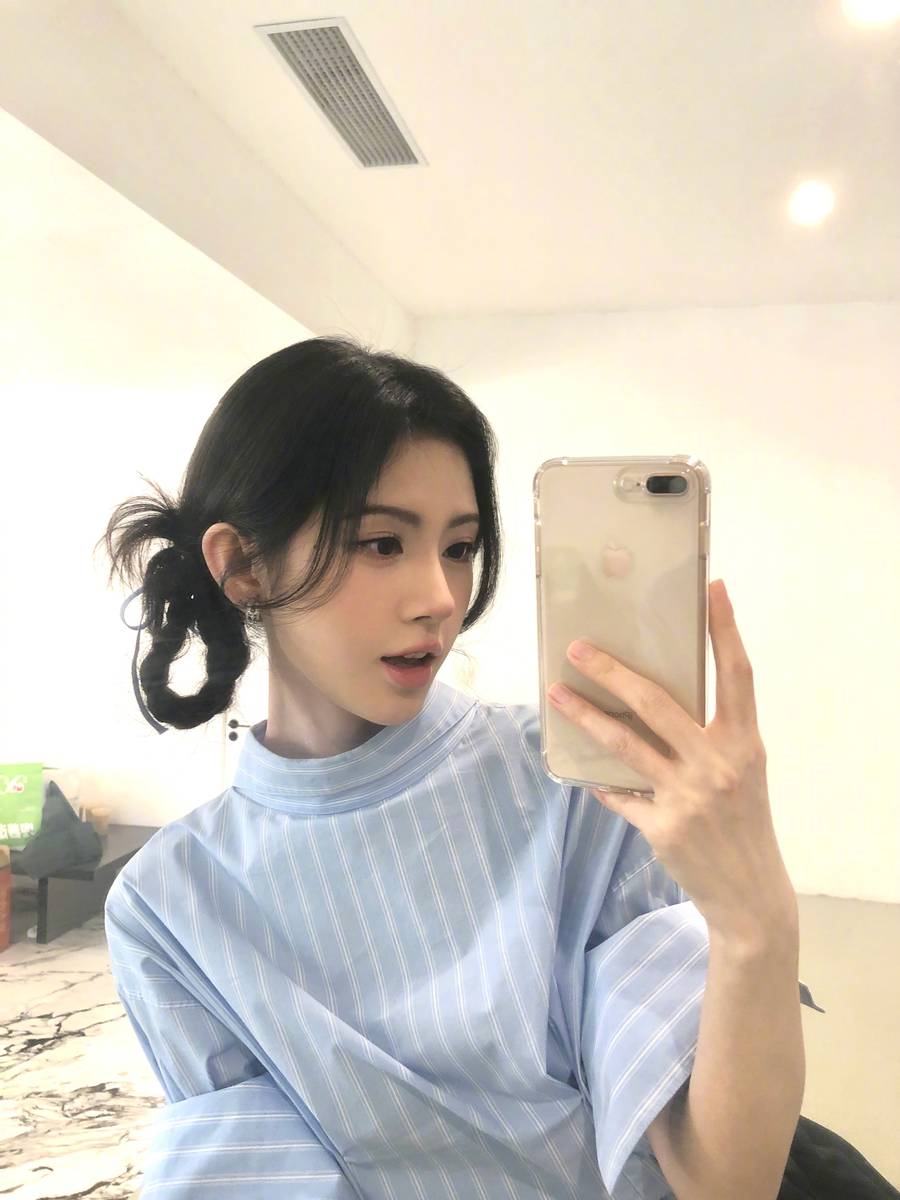鞠婧祎晒对镜自拍美照 穿黑色小短裙秀纤细美腿