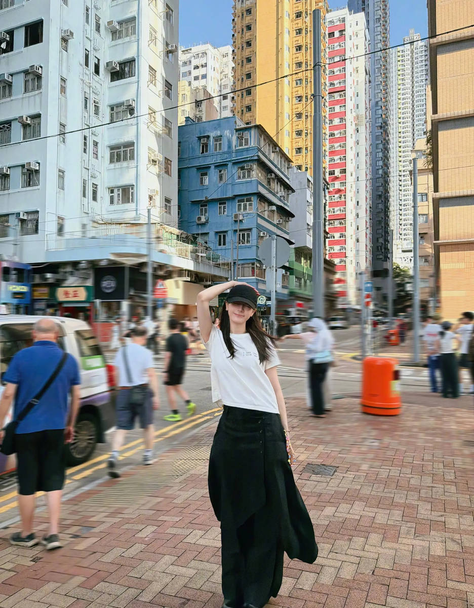 迪丽热巴分享生活照 香港街头散步晒太阳心情好