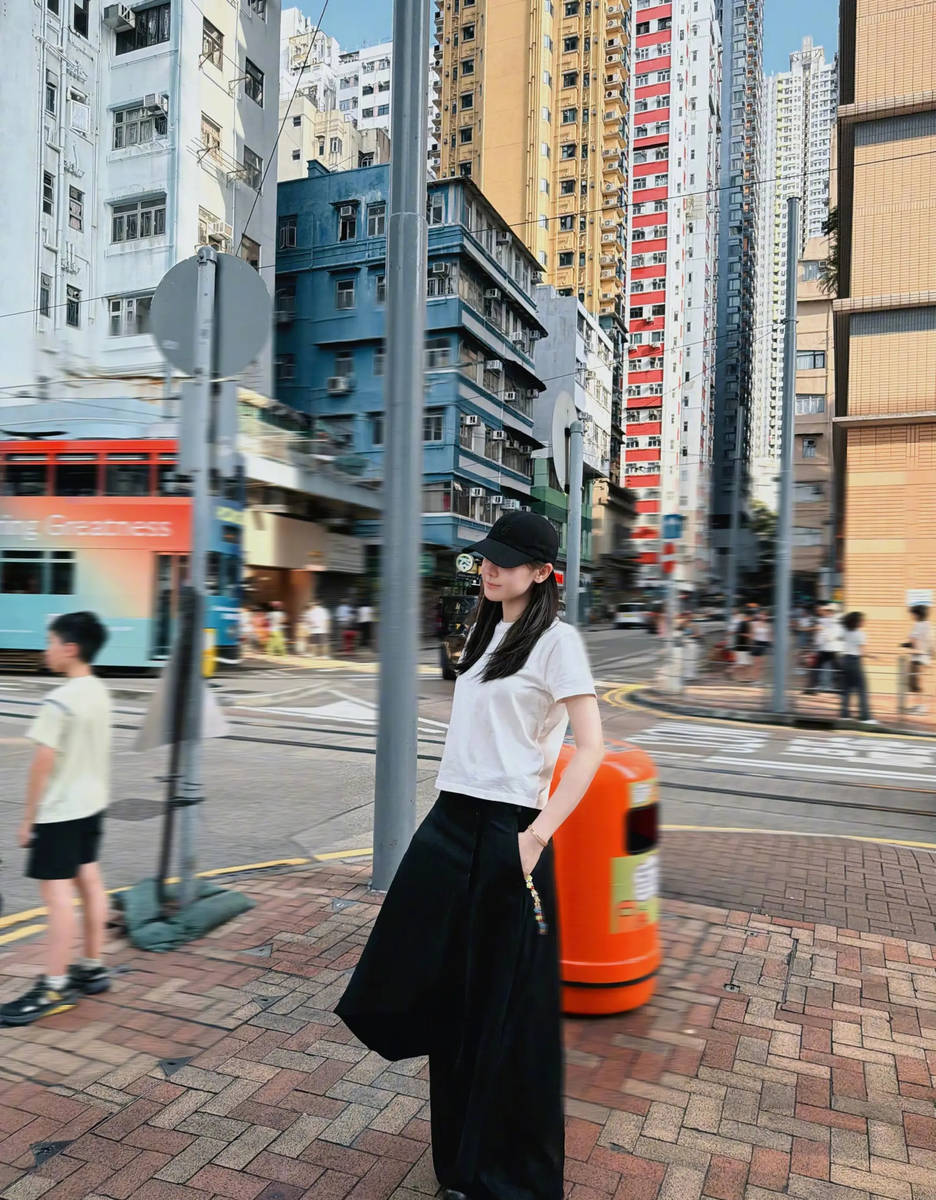 迪丽热巴分享生活照 香港街头散步晒太阳心情好