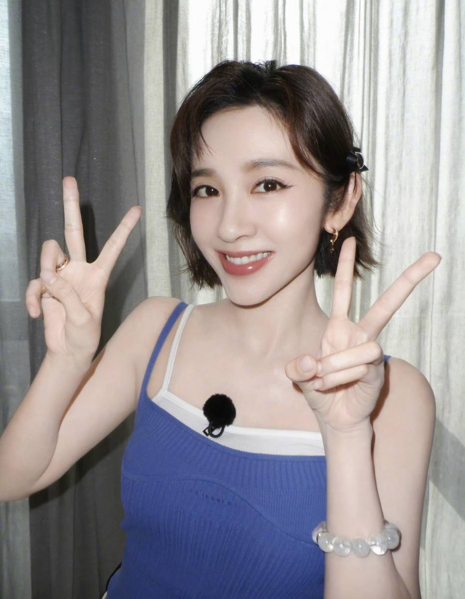 唐艺昕晒蓝白叠穿吊带自拍 灵动俏皮元气鲜活