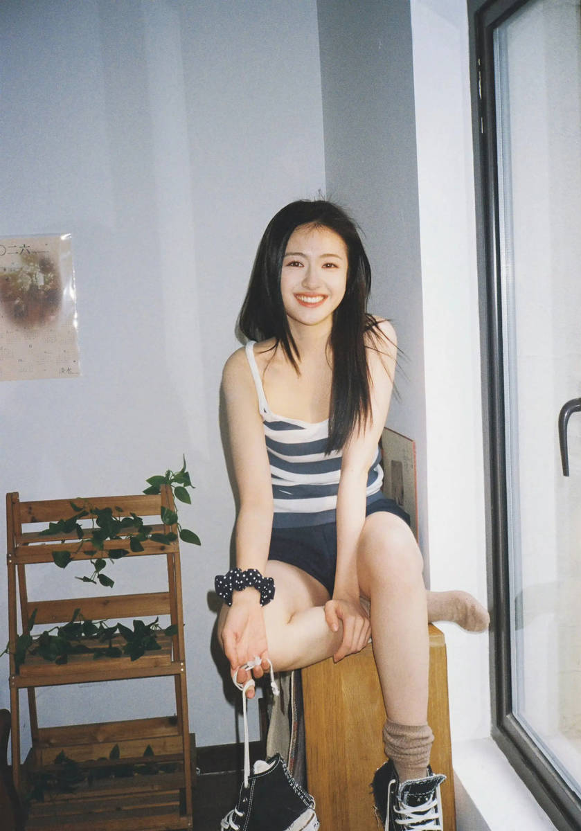 李兰迪穿条纹背心身材窈窕 回眸甜笑化身元气少女