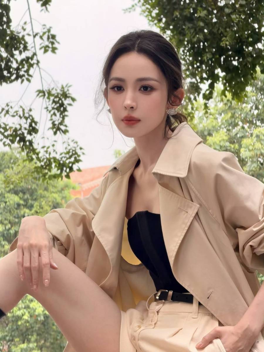 古力娜扎穿风衣又美又飒 尽显优雅贵气复古氛围感