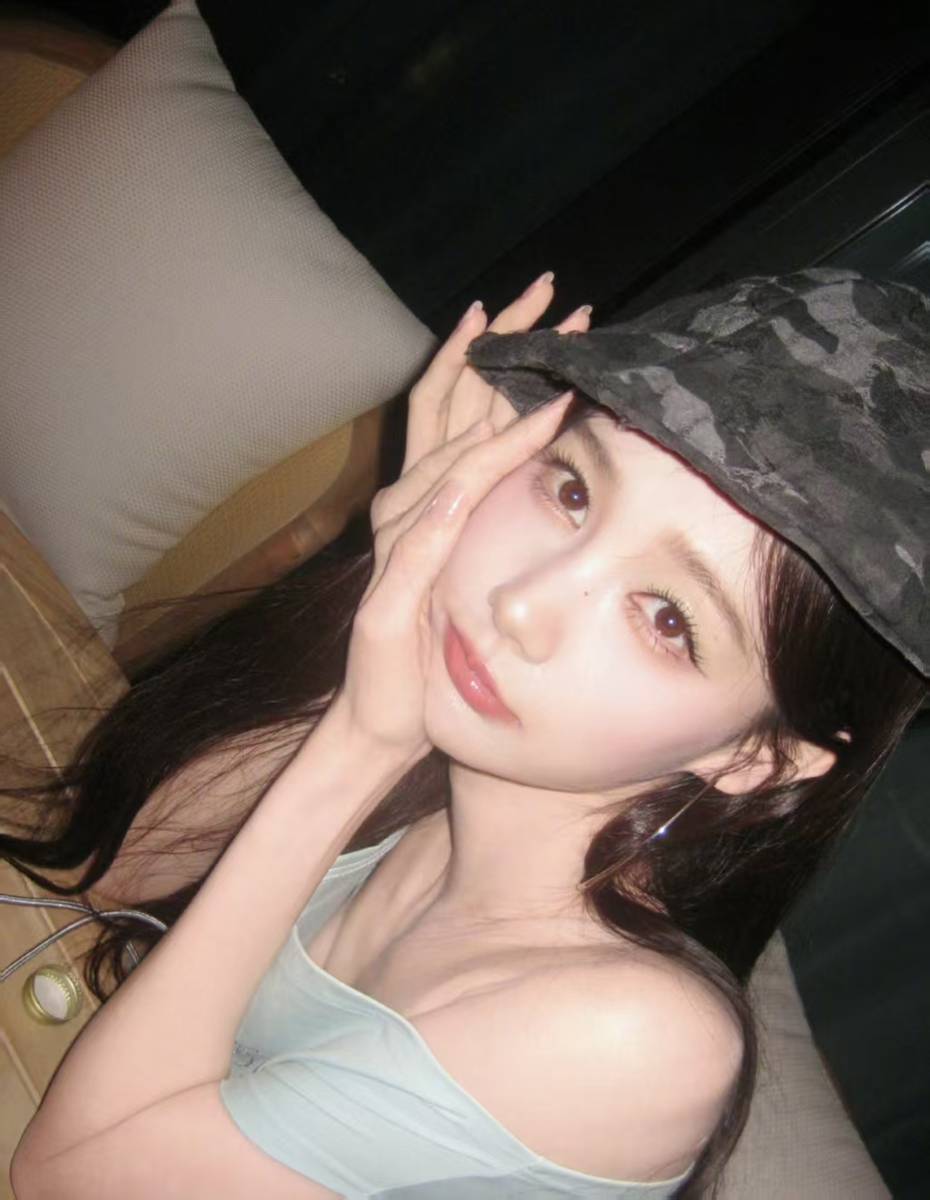 李一桐穿露肩上衣搭渔夫帽 甜酷松弛氛围感十足