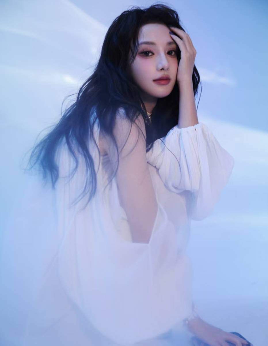 彭小苒穿白纱裙化身蝴蝶神女 凉爽虚幻灵动脱俗