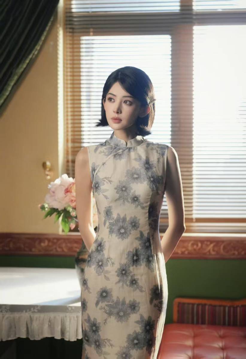 娜扎穿水墨青花旗袍戴珍珠发卡 温婉清丽韵味澈底