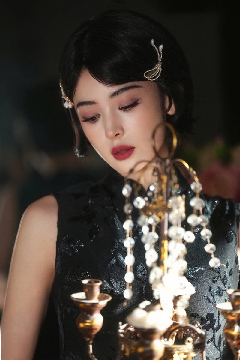 娜扎穿暗纹旗袍美艳动人 宛若旧胶片里的民国名伶