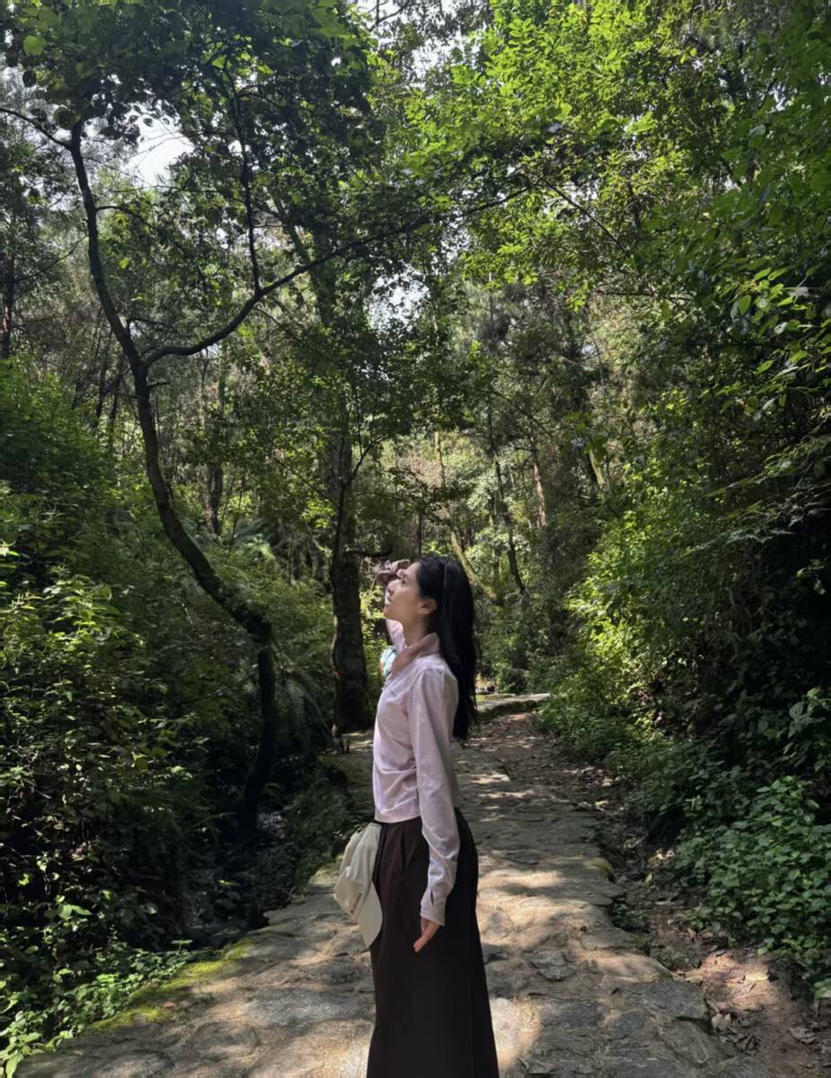 张婧仪穿浅粉休闲装山林出游 素颜出镜清新又治愈