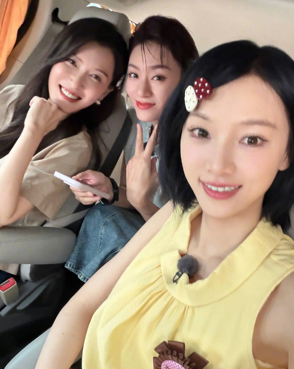黄灿灿晒与张月徐洁儿侯宇合照 姐妹贴贴氛围超甜
