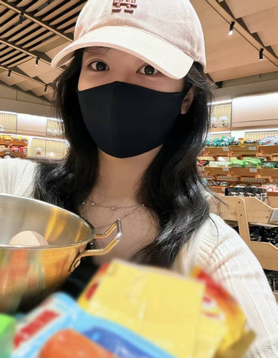 杨紫晒日常随拍逛吃看海 悠闲随性松弛又治愈