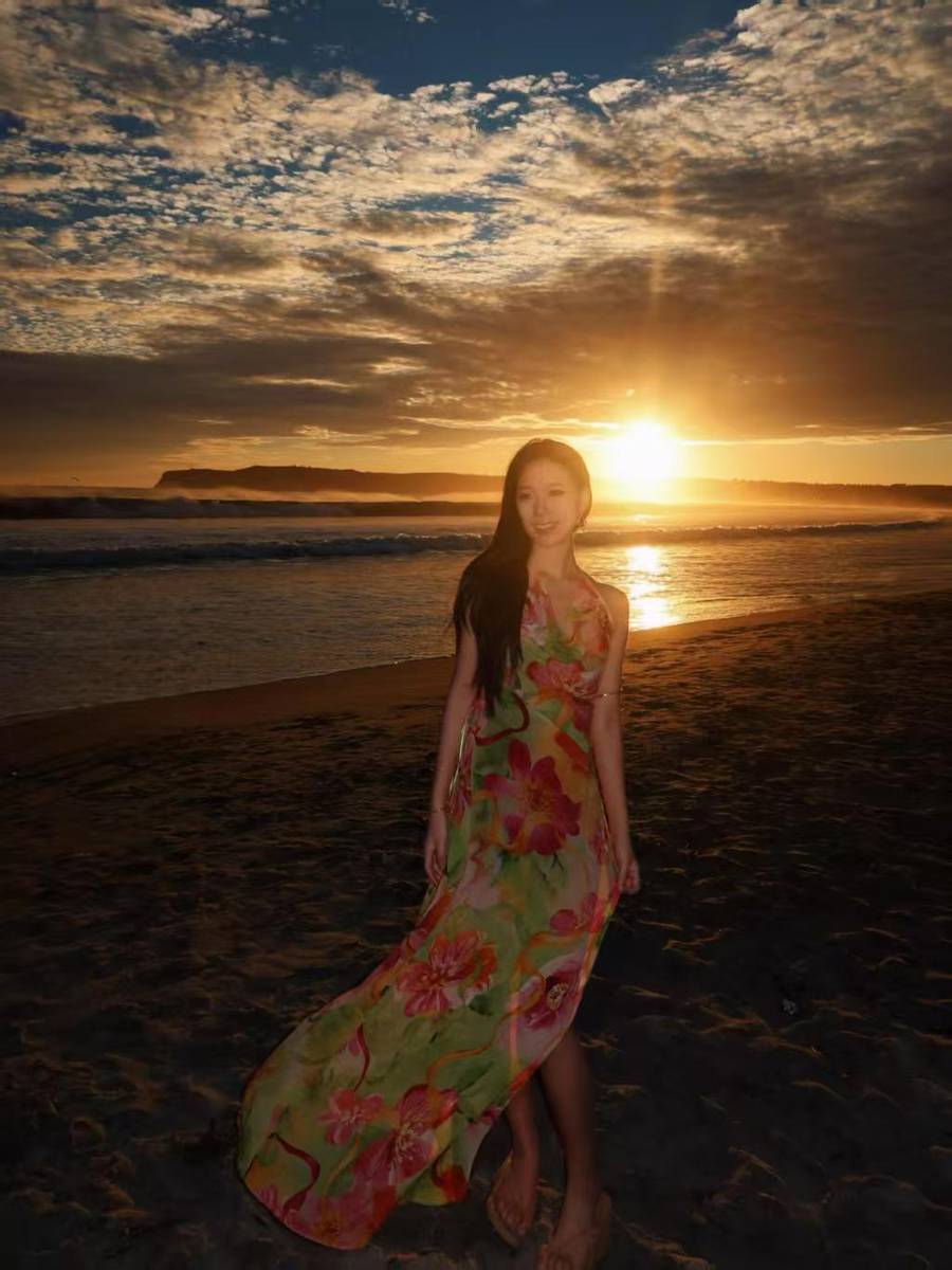Elly穿印花比基尼海边度假 大秀美背长腿好吸睛