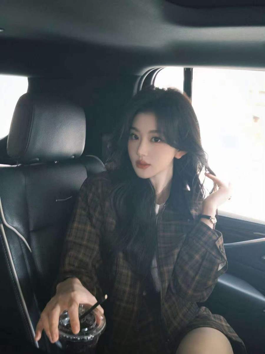 孔雪儿穿棕色格纹外套 慵懒松弛美拉德风好吸睛