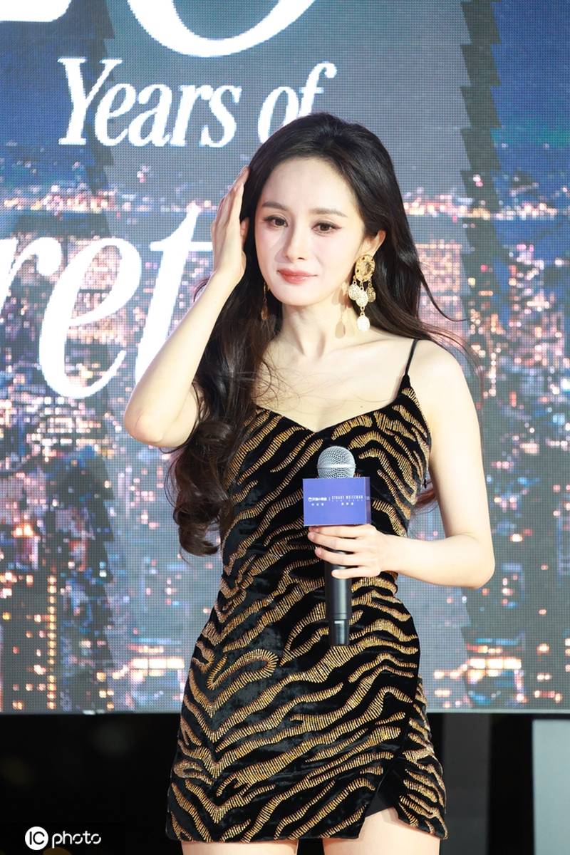 杨幂现身上海出席Stuart Weitzman活动