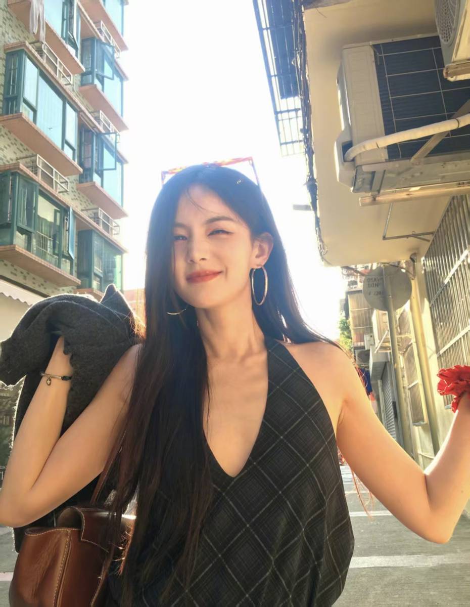李一桐晒澳门街头随拍 格纹挂脖穿搭随性松弛清新动人