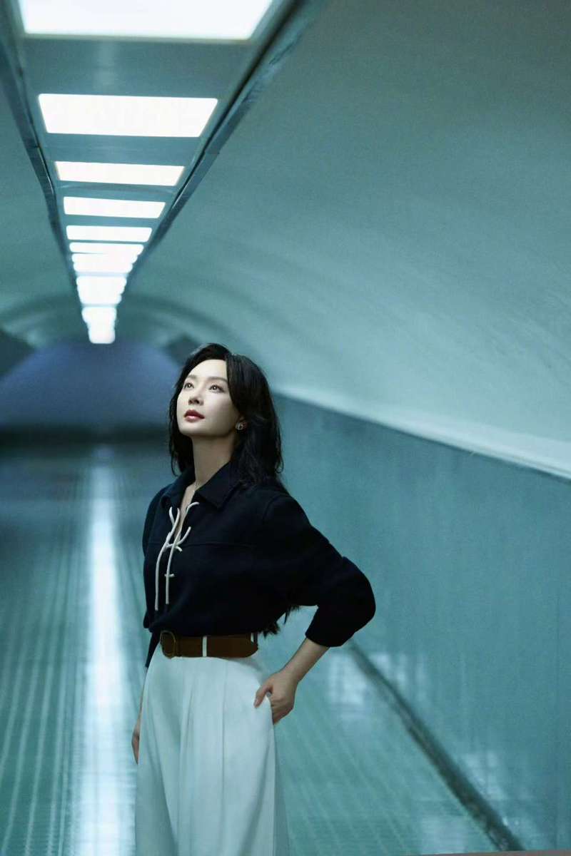 陈数穿藏青系带衬衫搭白色阔腿裤 知性干练尽显熟女氛围感