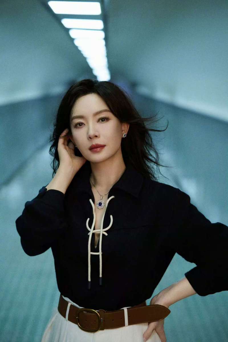 陈数穿藏青系带衬衫搭白色阔腿裤 知性干练尽显熟女氛围感