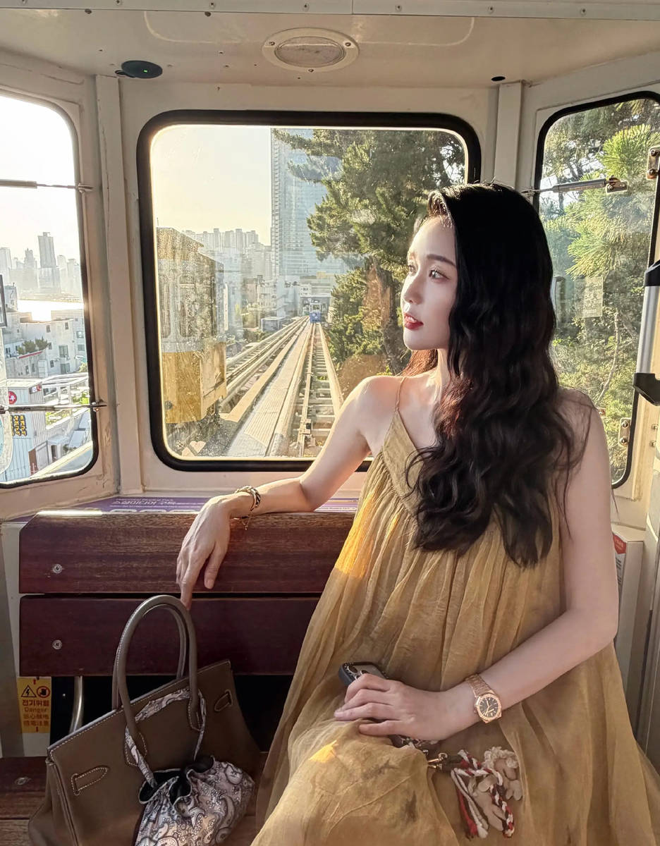 陈乔恩乘车游览美景 绽放甜美笑容秒变活泼少女