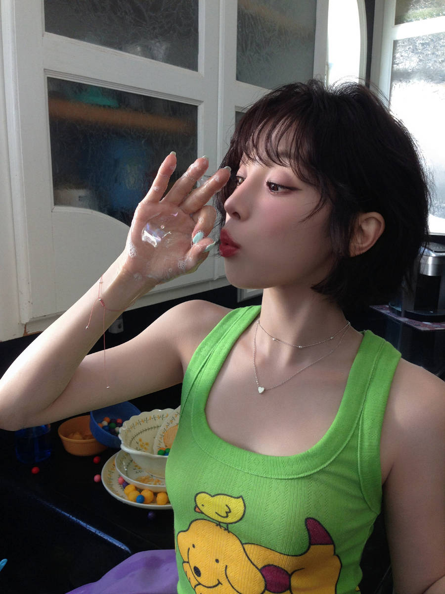 宋雨琦穿绿色小狗背心 嘟嘴卖萌俏皮少女感十足