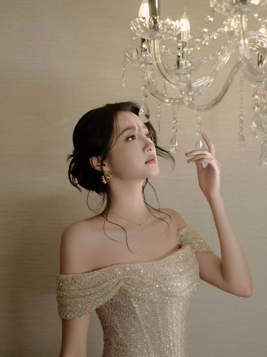 关晓彤香槟色一字肩亮片慑服 抬眸侧望风凉娴雅