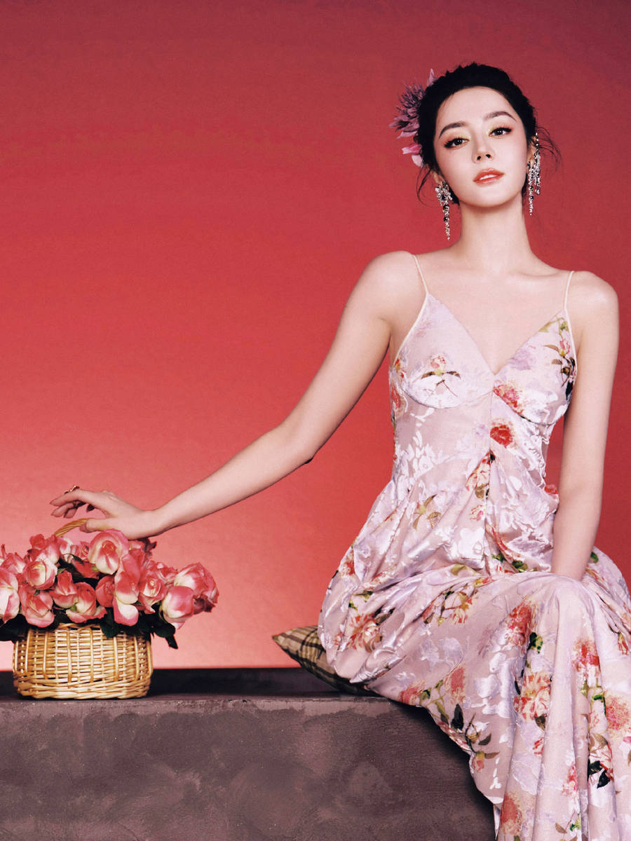 迪丽热巴化身性感花仙子 穿吊带裙勾勒曼妙身姿
