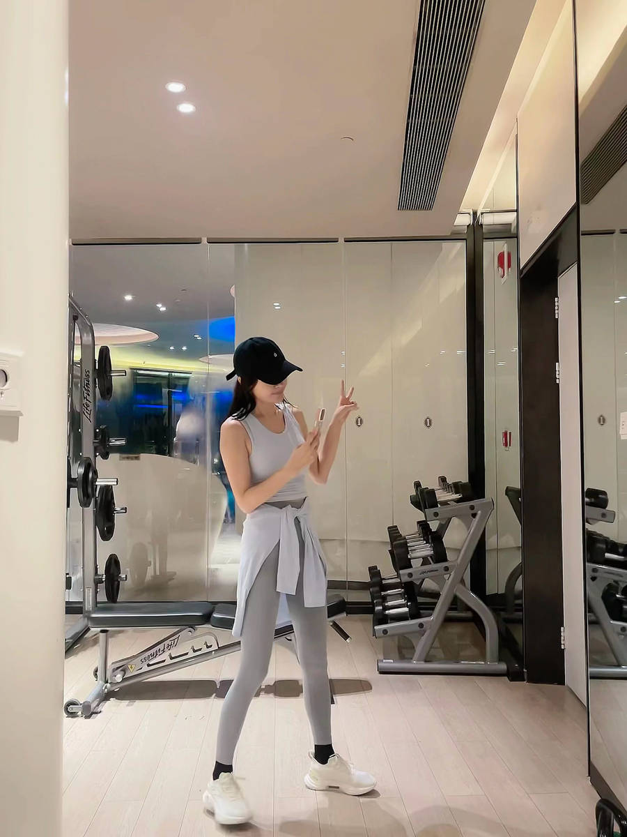 秦岚晒健身房自拍照 运动后香汗淋漓状态超好
