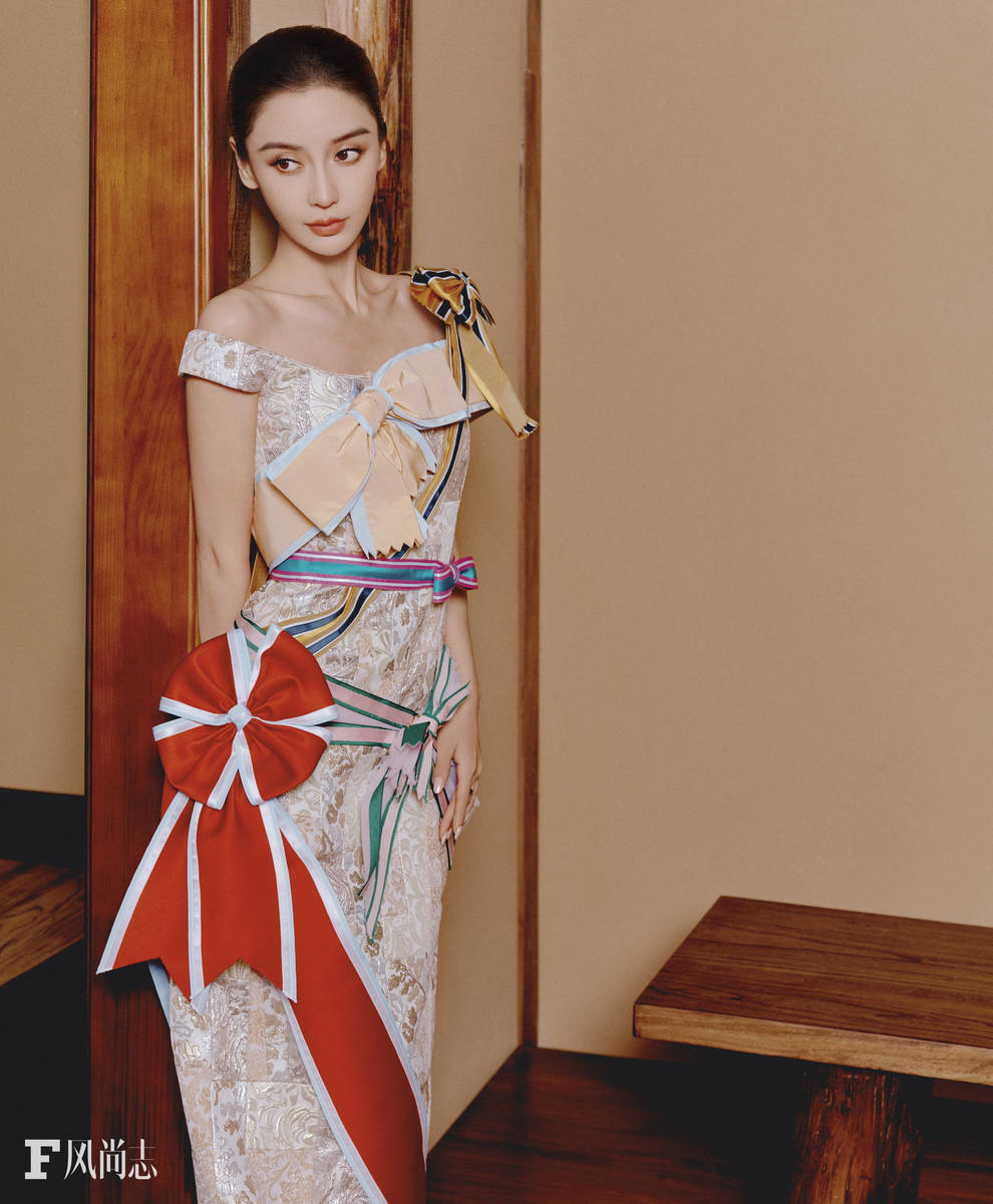 杨颖通透薄纱搭配钉珠抹胸裙 朦胧空灵雅致神秘