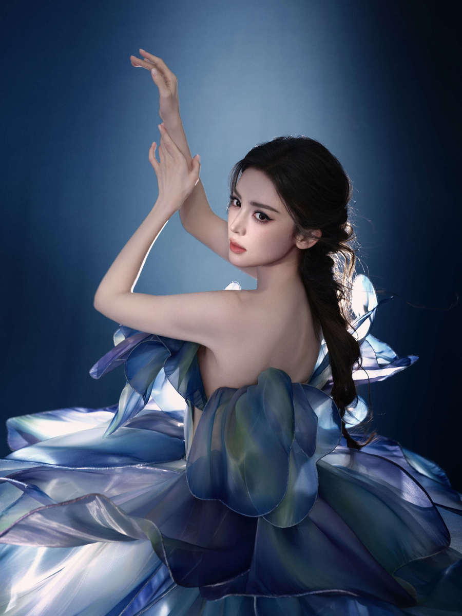 娜扎化身蓝色蝴蝶花仙子!一袭梦幻礼裙华丽绚烂