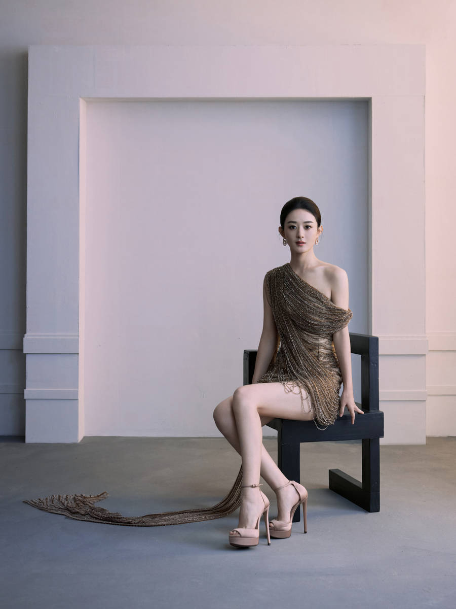 赵丽颖穿斜肩托尾礼服气质佳！笑容温婉魅力十足