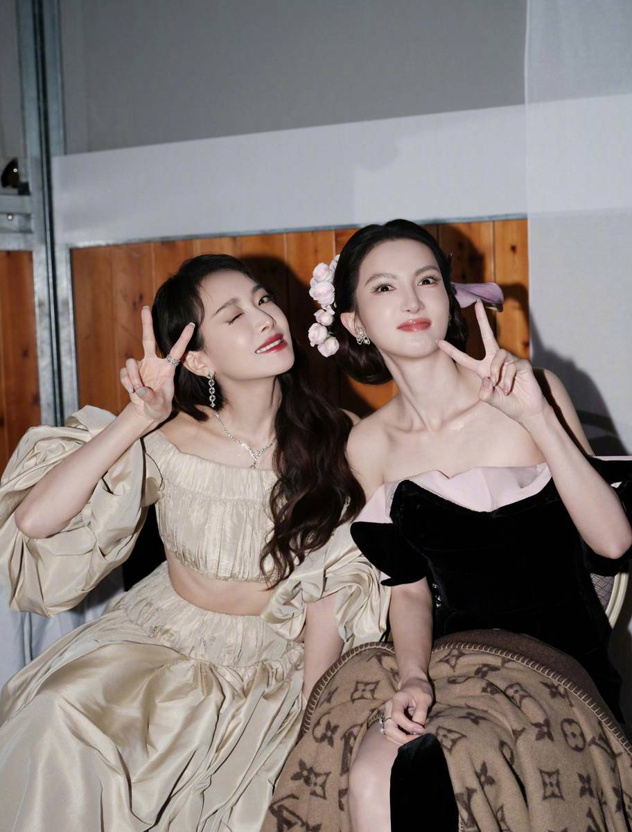 宋茜分享和金晨合照 两人穿着礼裙贴贴超有爱