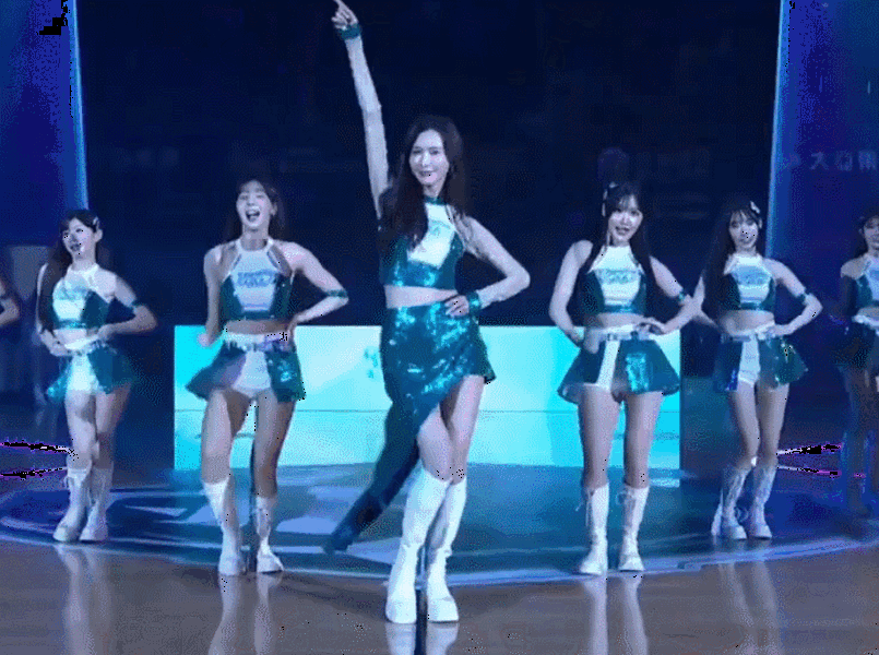 林志玲穿啦啦队服跳女团舞！身材苗条状态似少女