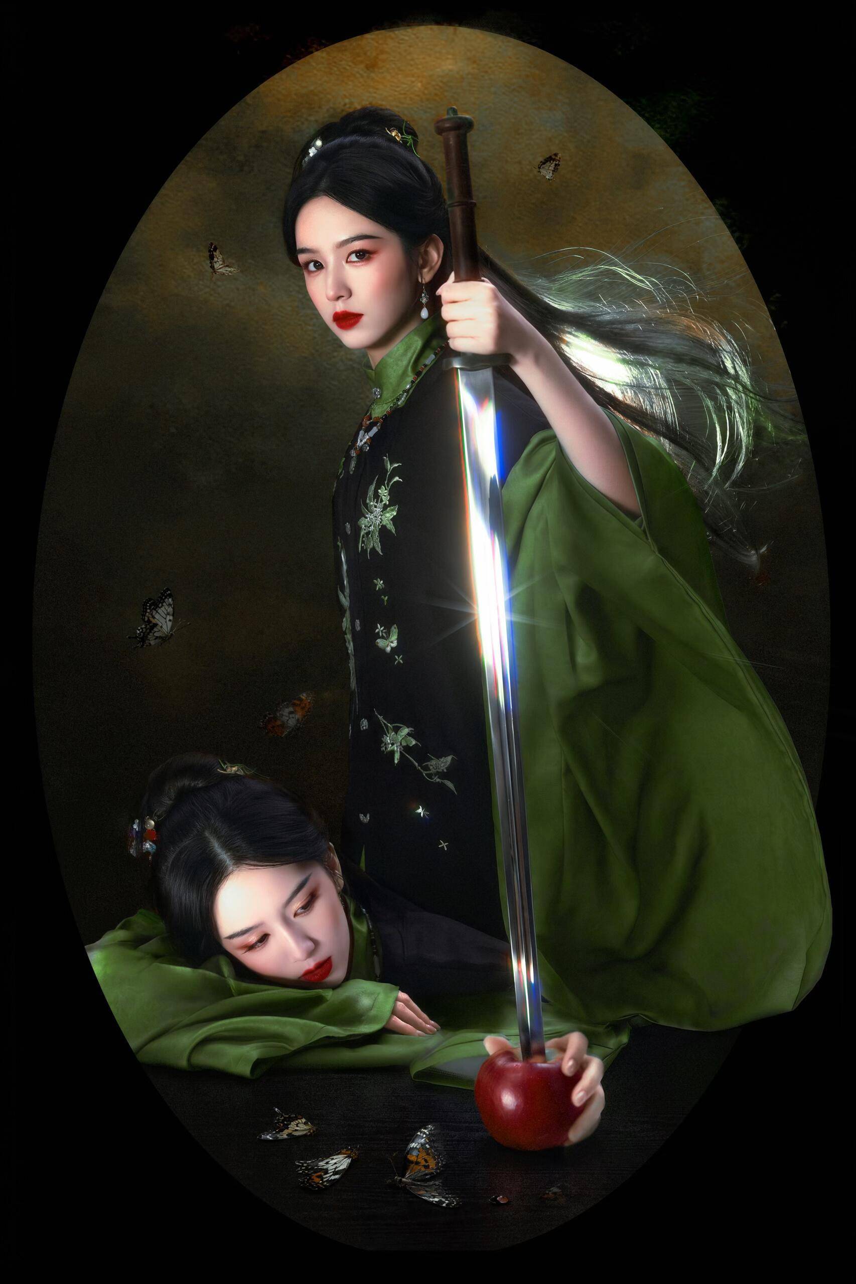 周也穿绿色古装站在网后 阴湿女鬼味所有