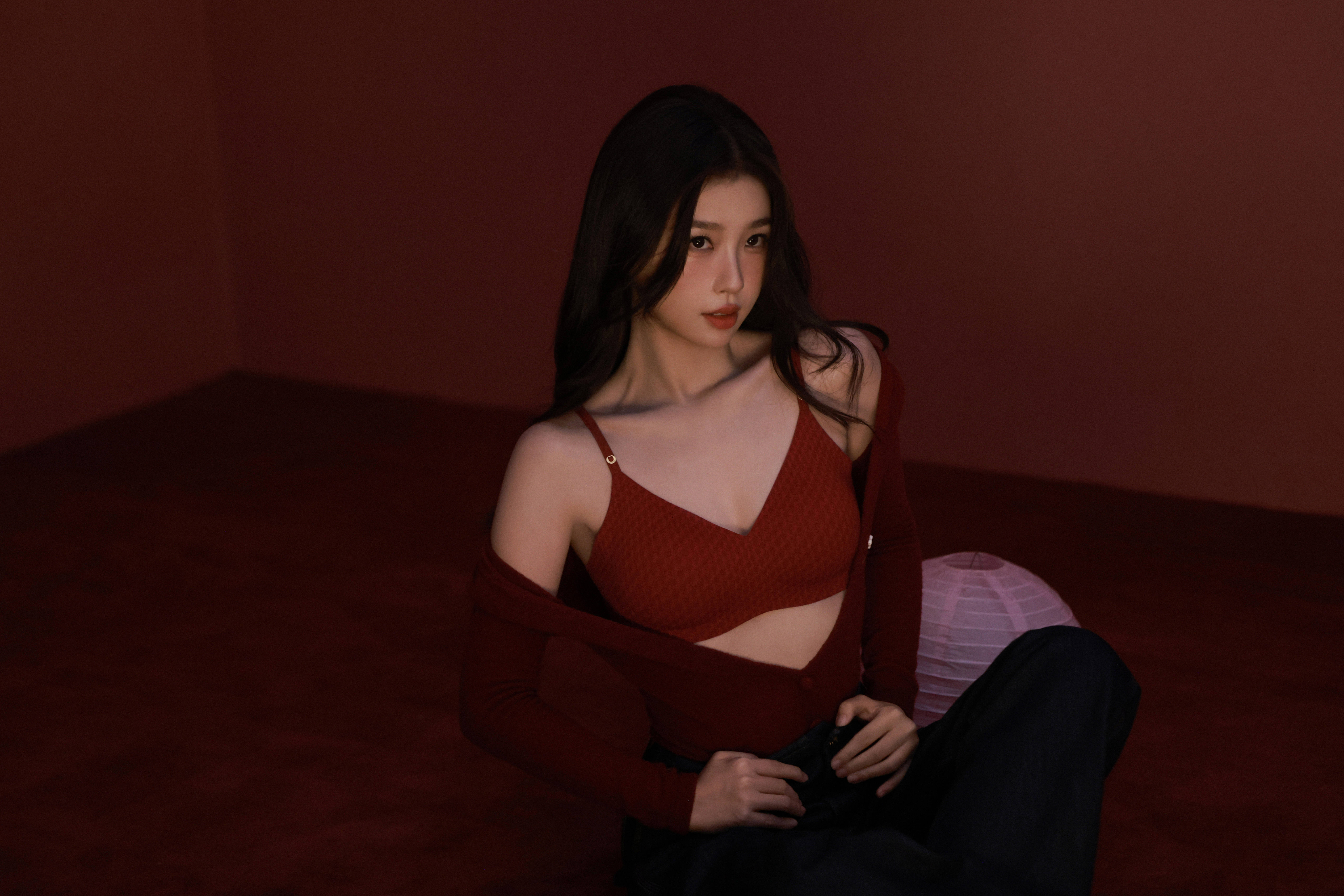 虞书欣穿红色吊带化身热辣少女 姿势慵懒甜美动人