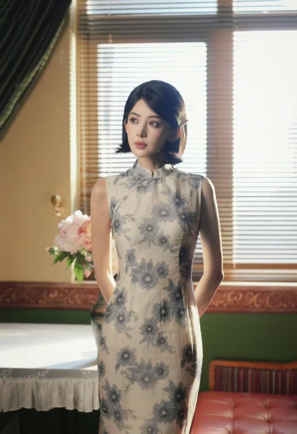 娜扎穿水墨青花旗袍戴珍珠发夹 温婉清丽韵味十足