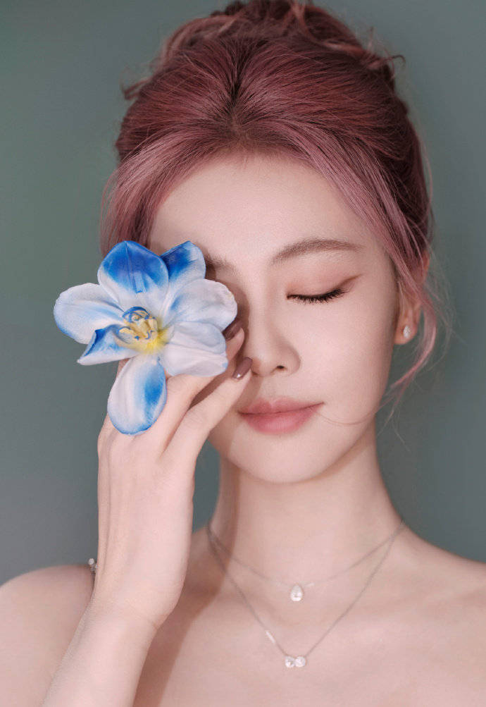 白鹿穿吊带碎钻裙身姿曼妙 手拿百合花恬静美好