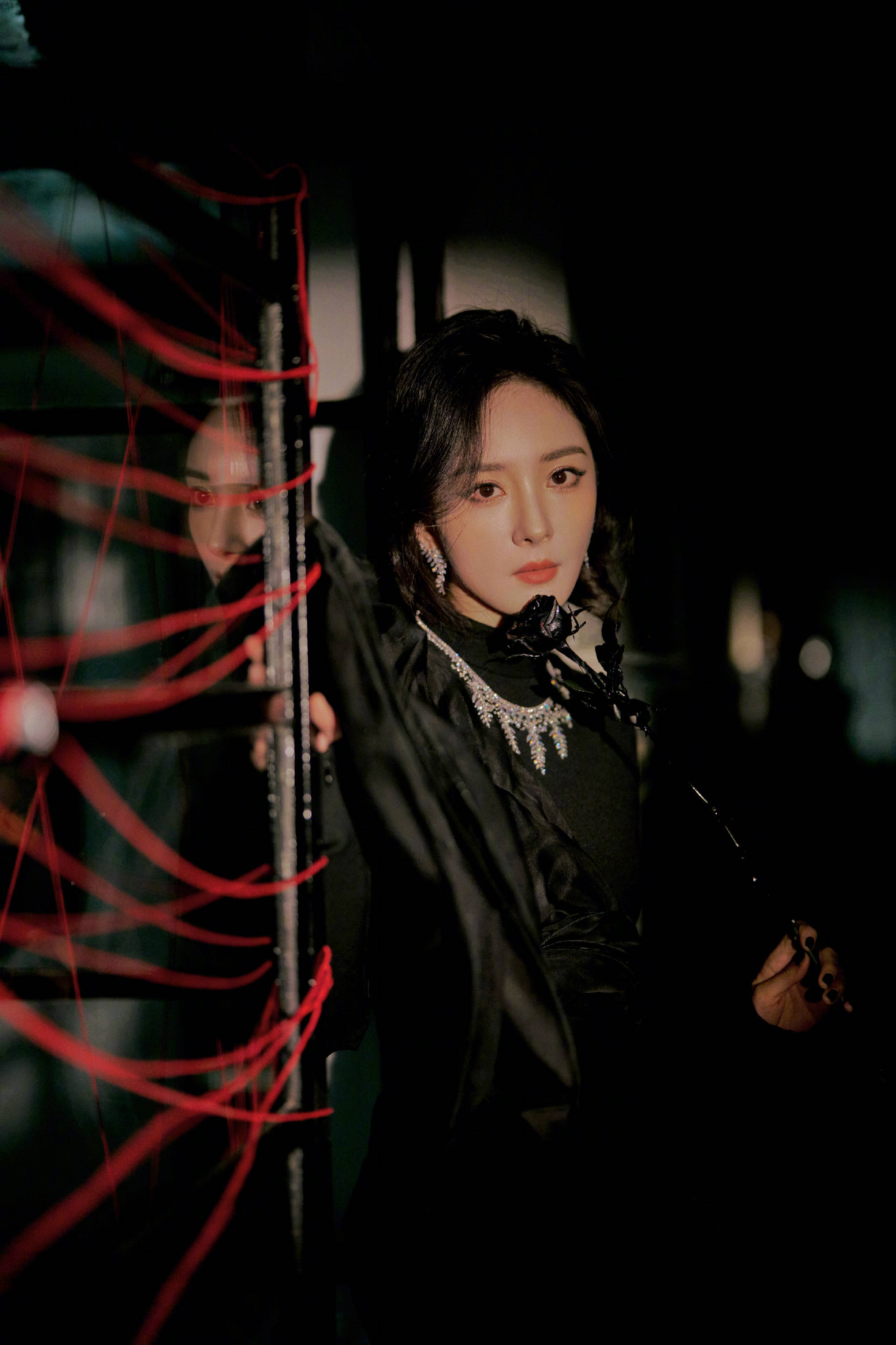 杨幂穿黑色礼裙美腿修长 手持黑玫瑰神秘冷艳