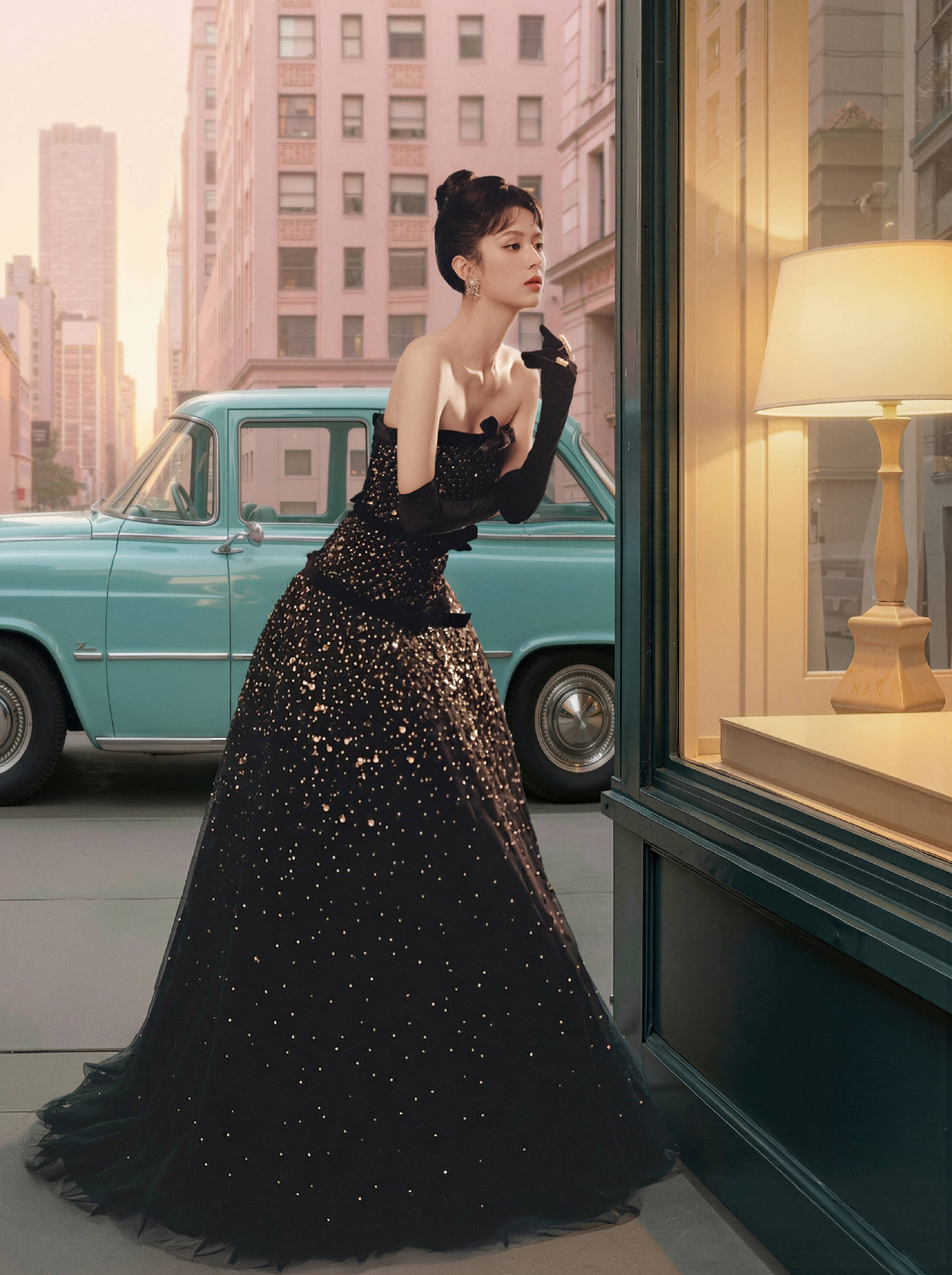 周也穿碎钻抹胸裙闪耀迷人 似千金大小姐气质优雅