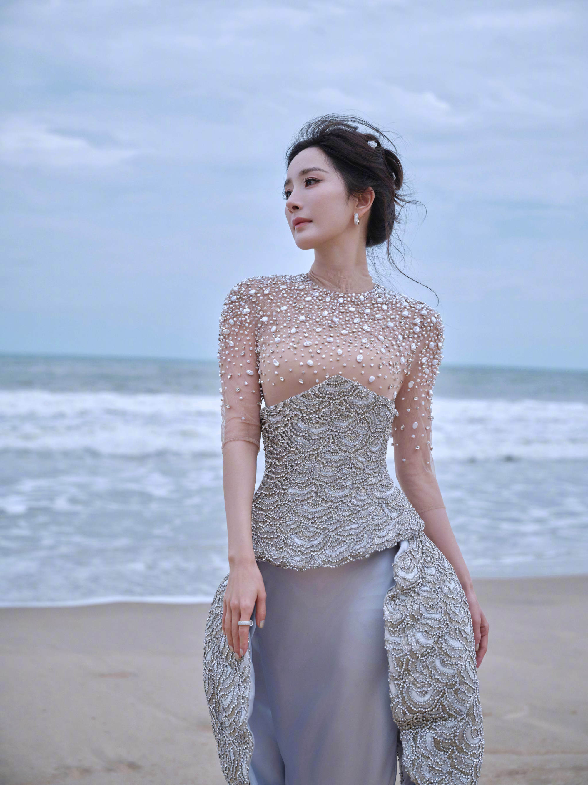 杨幂穿浅蓝色长裙化身美人鱼 手捧贝壳眼神温柔