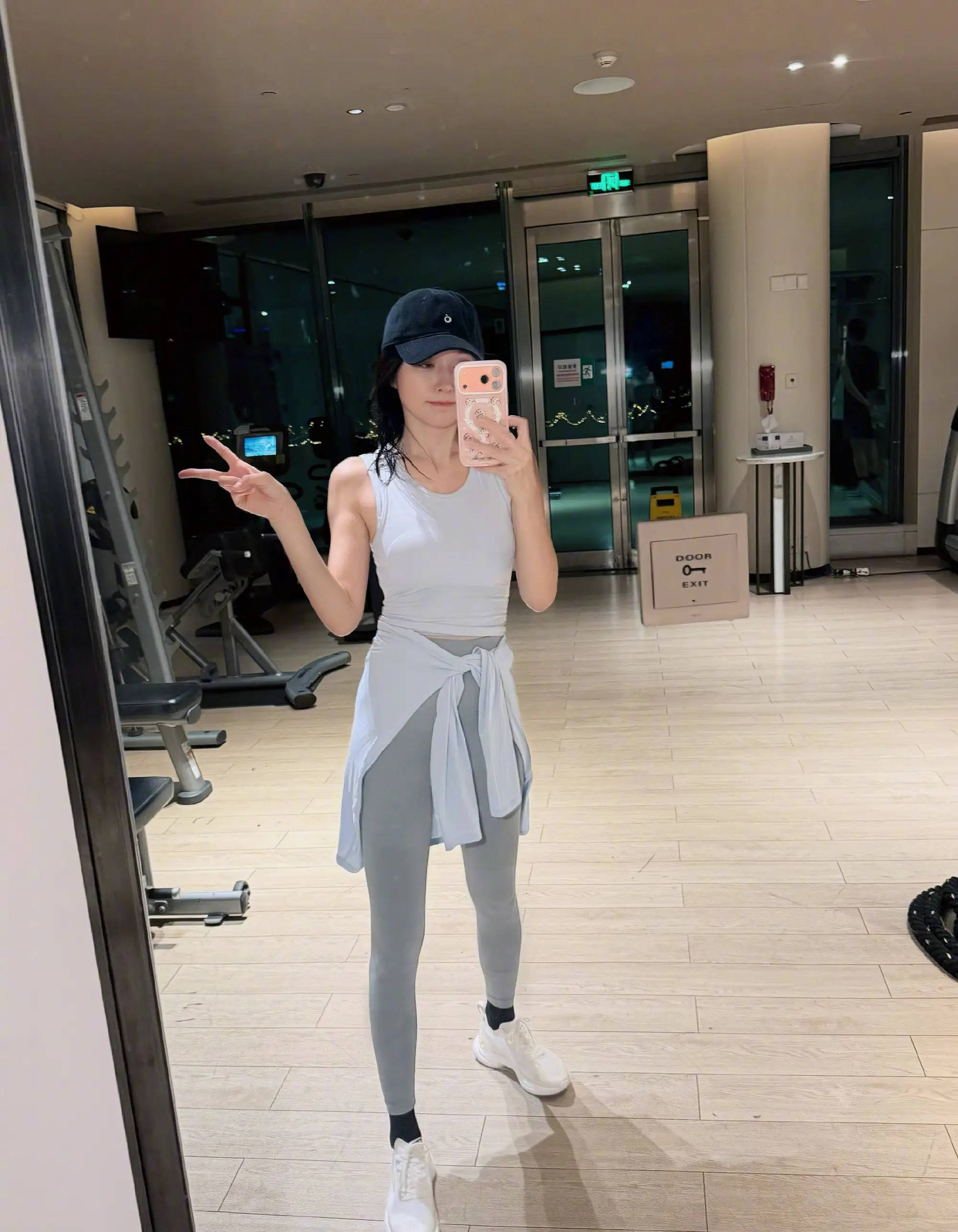 秦岚晒健身房自拍照 运动后香汗淋漓状态超好
