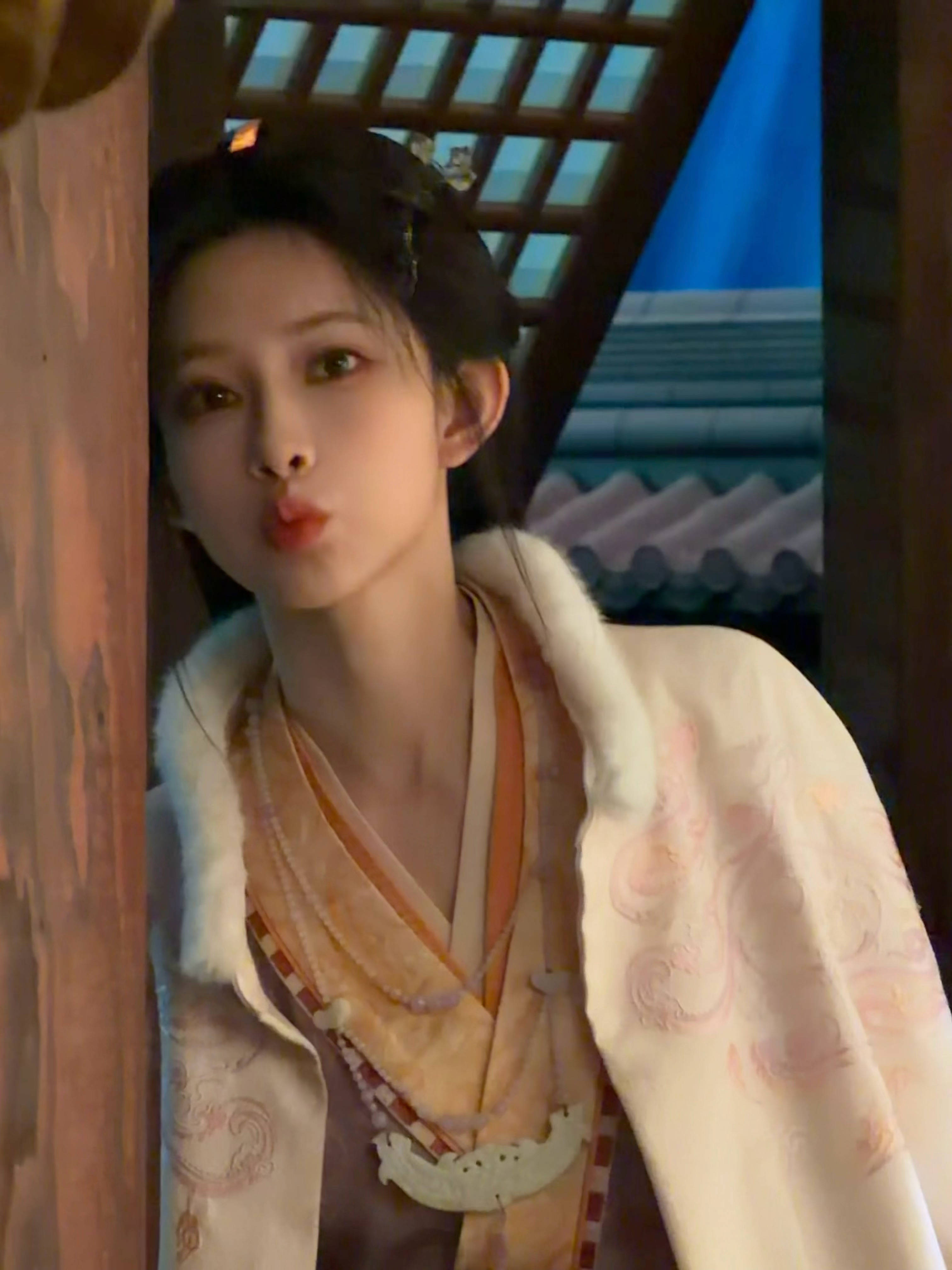 孟子义穿紫色汉服优雅温润 表情搞怪尽显灵动活泼