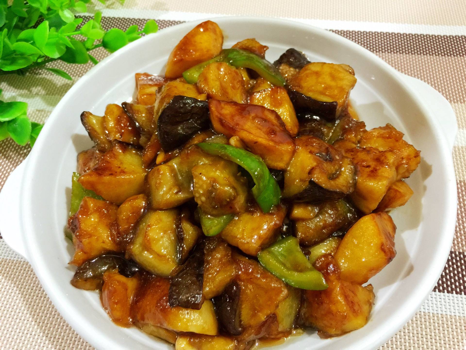 《地三鲜:东北菜的璀璨明珠,色香味俱佳的营养佳肴》_菜品_土豆_茄子