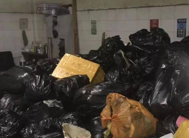 2010年,辽宁大妈捡到一黑色垃圾袋,回家打开后突然大哭:救急钱_初秀英