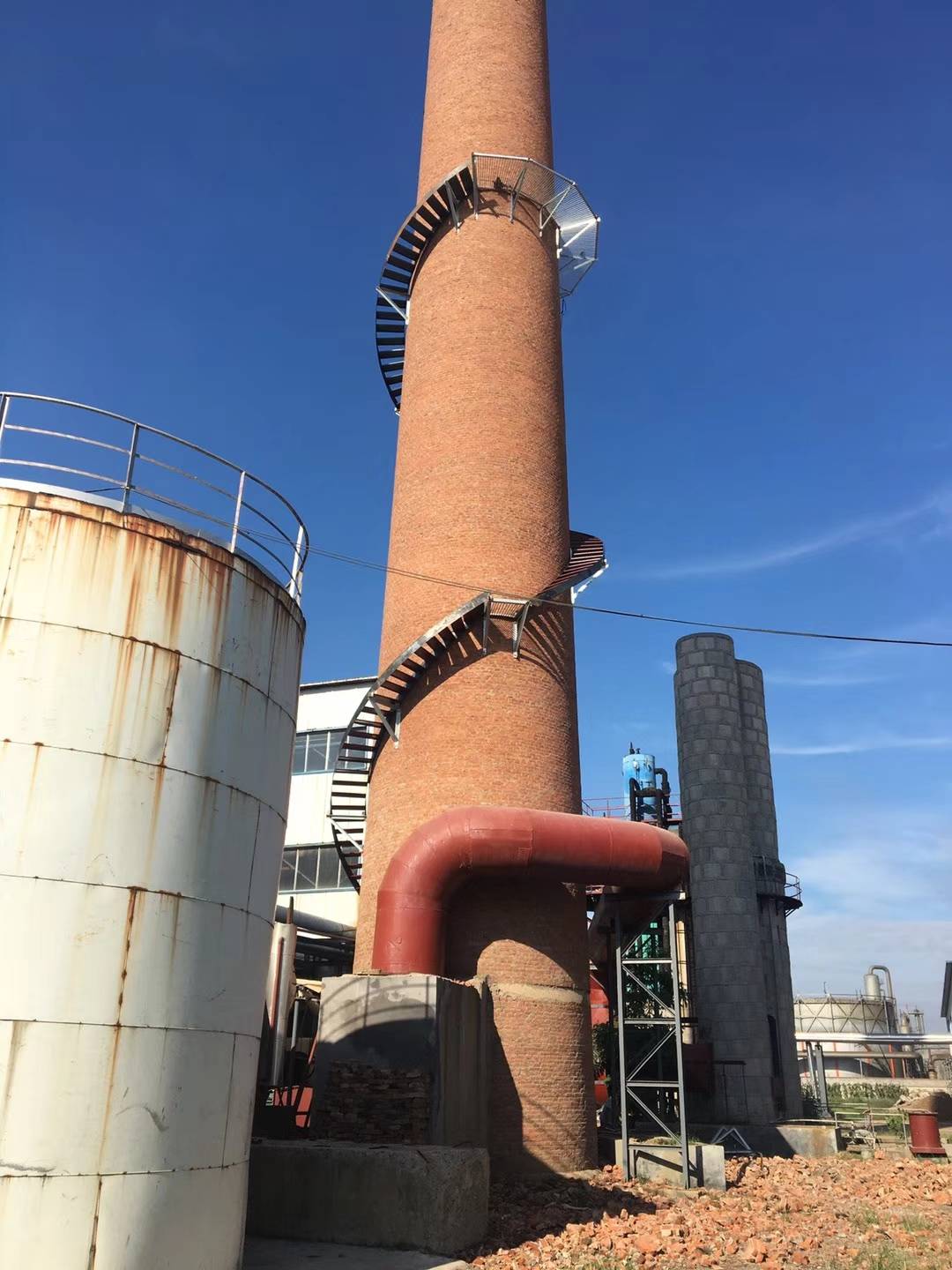 烟囱裂缝修补_加固_烟筒_进行