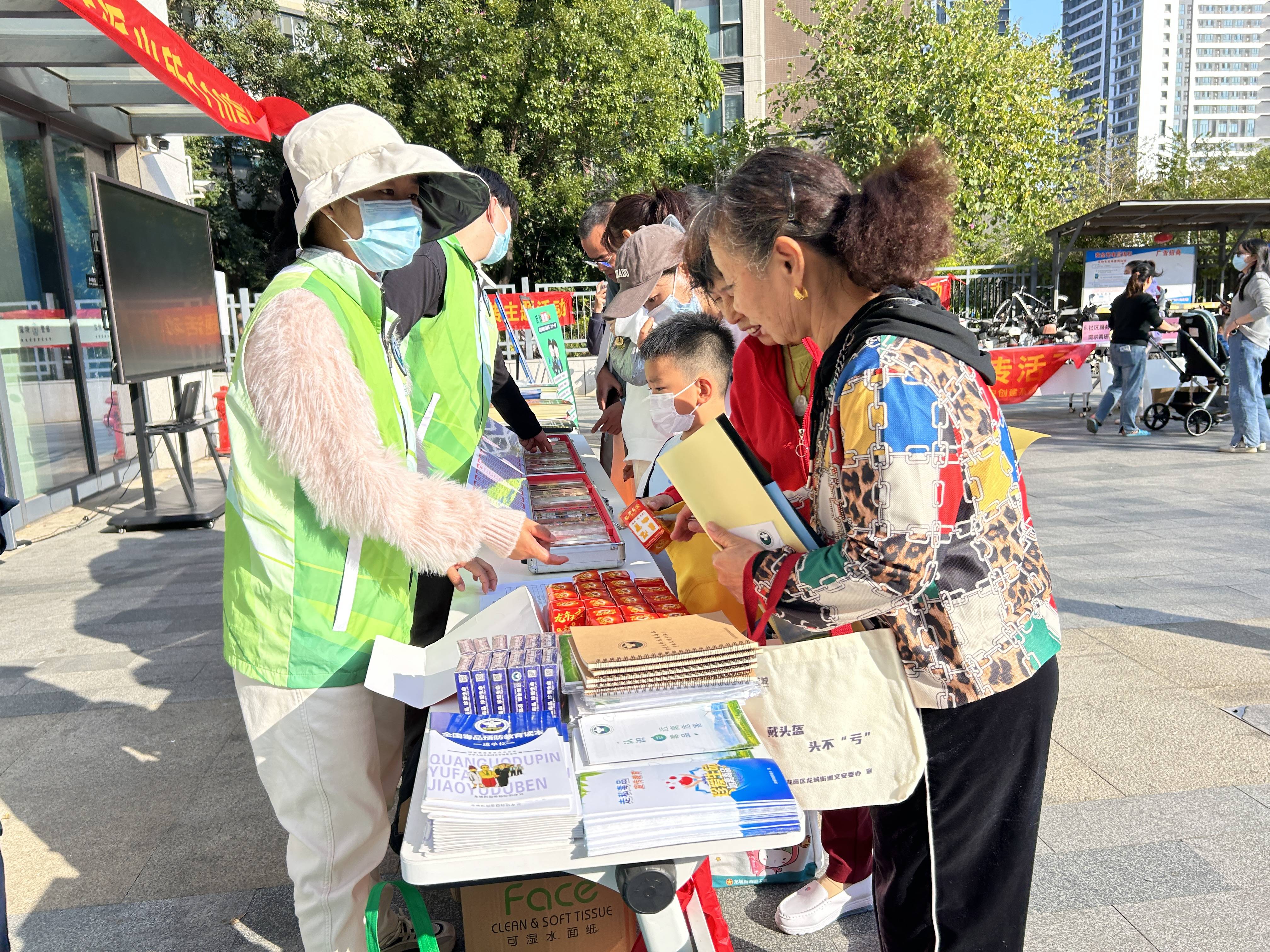 活动现场,通过悬挂横幅,设立禁毒宣传咨询点,现场展示毒品仿真模型