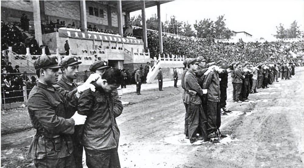 公审大会枪决,数名死刑犯应声倒地,上千群众拍手叫好_民众_翟曼霞