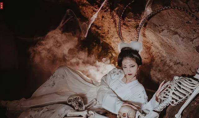 西游记中的白骨精,又叫"白骨夫人",那么你知道她是谁的夫人吗_唐僧_孙