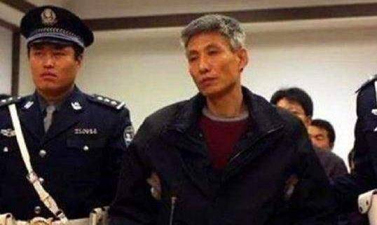 2003年刘涌走下法庭,和亲人道别后被押到殡仪馆,抬进死刑执行车