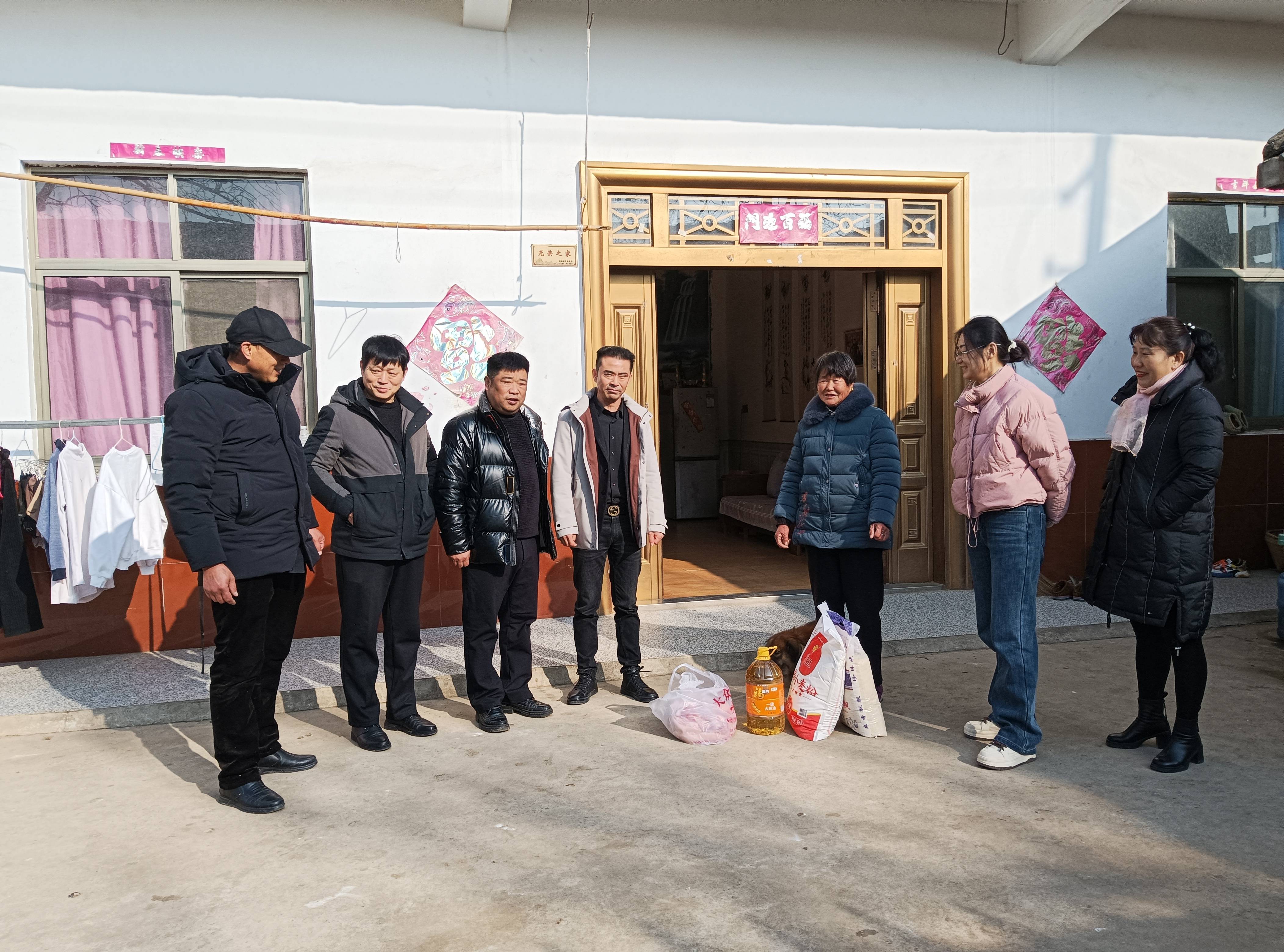颍上县杨湖镇陈巷村爱心成功人士石正多回乡慰问五保老人和困难退役