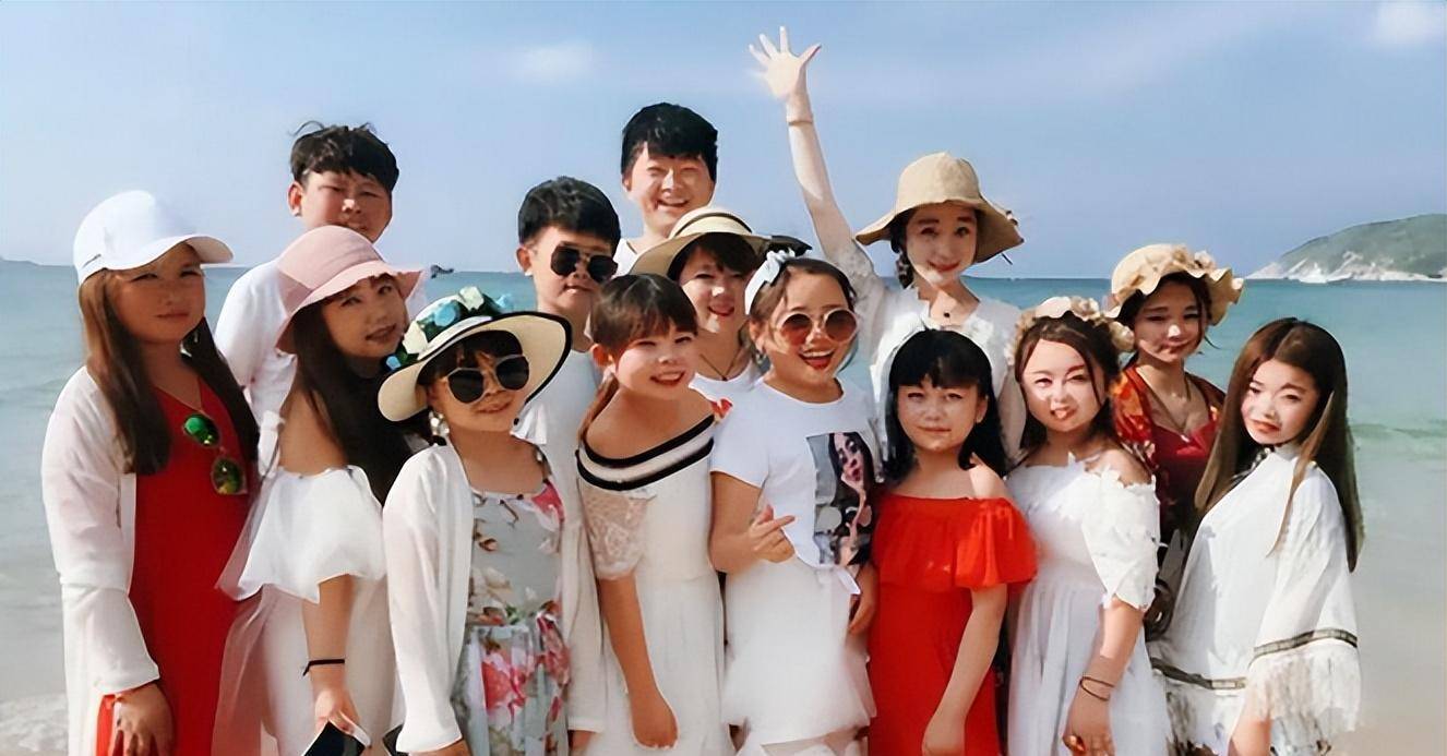 在场的袖珍人中,杨萍是长得最可爱,面试很顺利地通过,还和另外两个叫