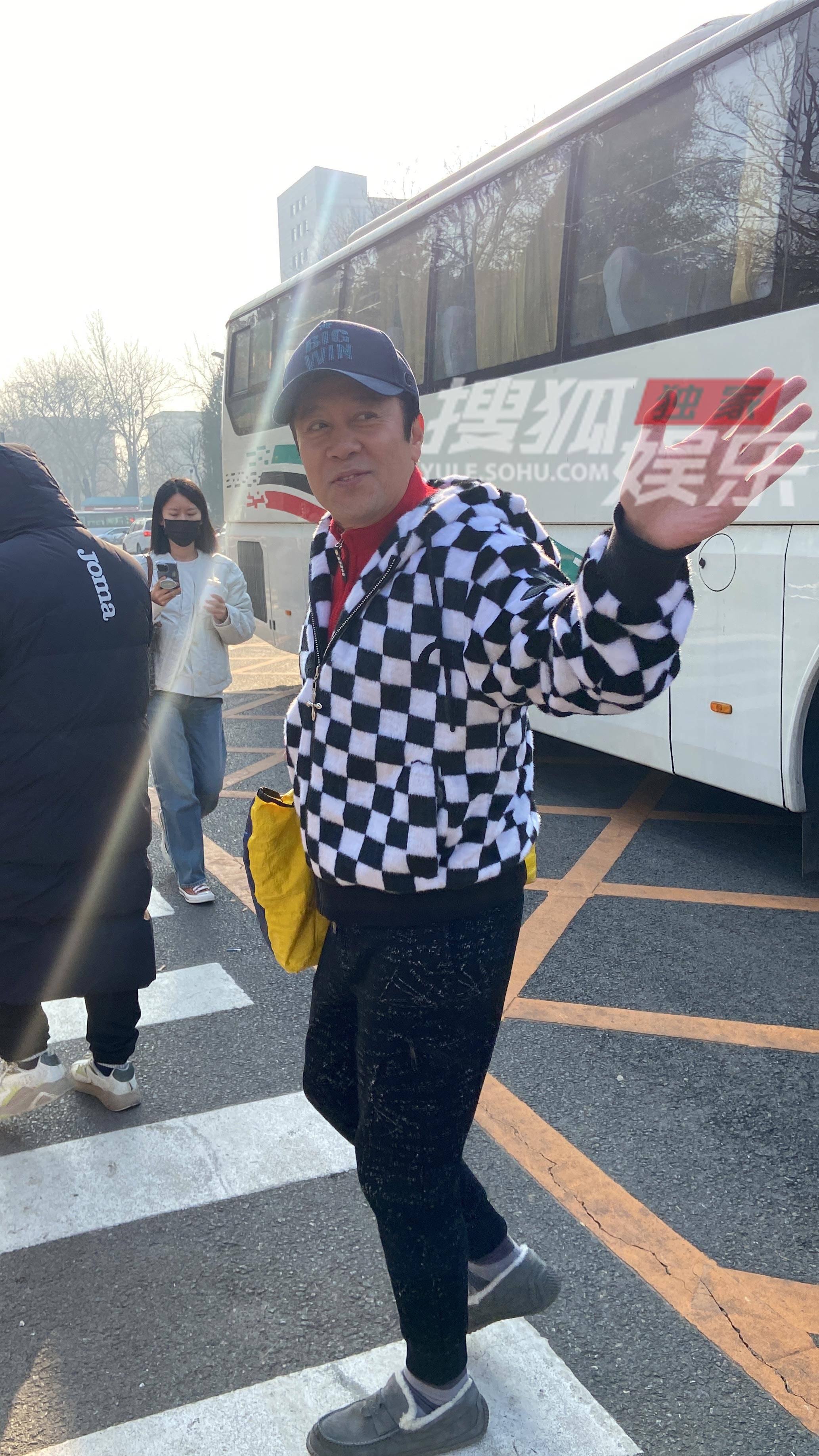 杨幂蔡国庆参与央视春晚彩排 保暖穿搭低调现身-搜狐大视野-搜狐新闻