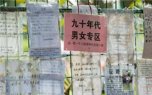 而大爷大妈们拎的口袋,则是毕业证书,户口本,甚至是房产证